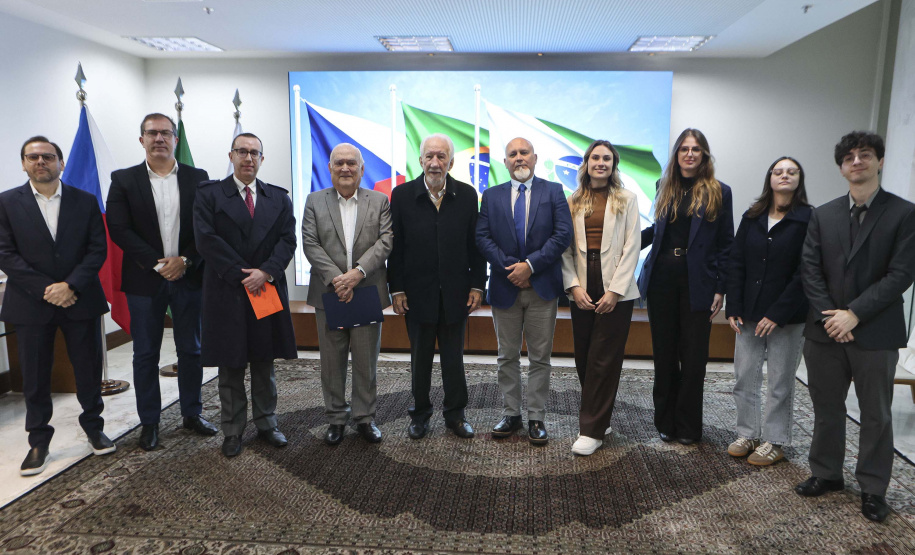 O governador em exercício Darci Piana recebeu nesta segunda-feira (29), no Palácio Iguaçu, em Curitiba, o cônsul-geral da República Tcheca em São Paulo, Richard Krpac