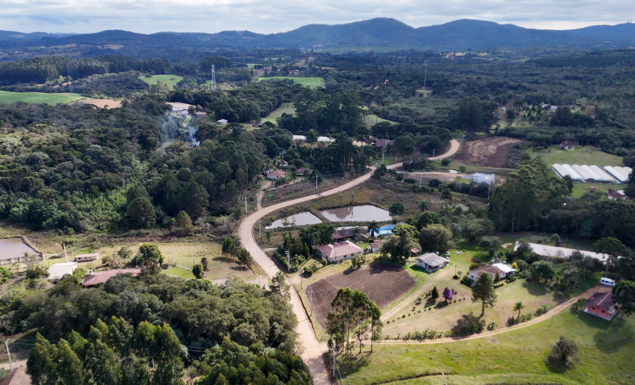 Ratinho Junior libera R$ 90,7 milhões para pavimentação de estrada turística e outras obras em Tijucas do Sul