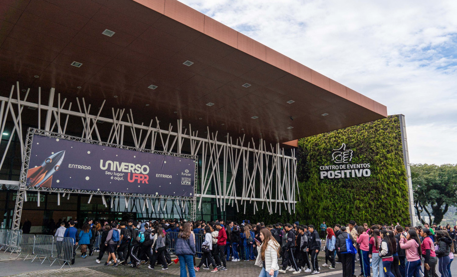 Universo UFPR: feira de cursos aproxima estudantes do Ensino Superi or