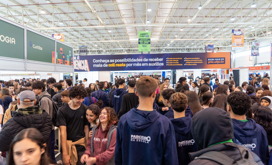 Universo UFPR: feira de cursos aproxima estudantes do Ensino Superi or
