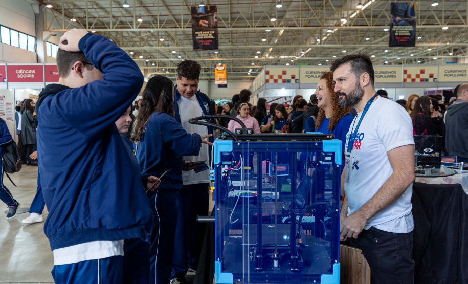 Universo UFPR: feira de cursos aproxima estudantes do Ensino Superi or