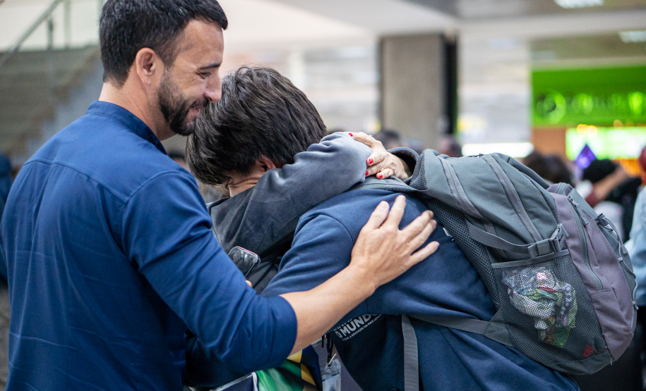 SEED - Ganhando o Mundo: abraços e reencontros marcam a volta de 25 alunos do Reino Unido
