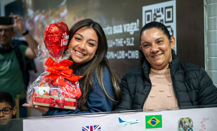 SEED - Ganhando o Mundo: abraços e reencontros marcam a volta de 25 alunos do Reino Unido