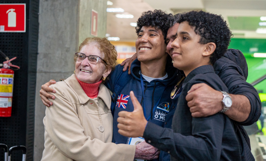 SEED - Ganhando o Mundo: abraços e reencontros marcam a volta de 25 alunos do Reino Unido