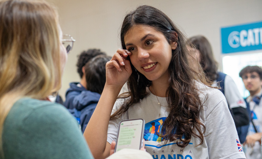 SEED - Ganhando o Mundo: abraços e reencontros marcam a volta de 25 alunos do Reino Unido