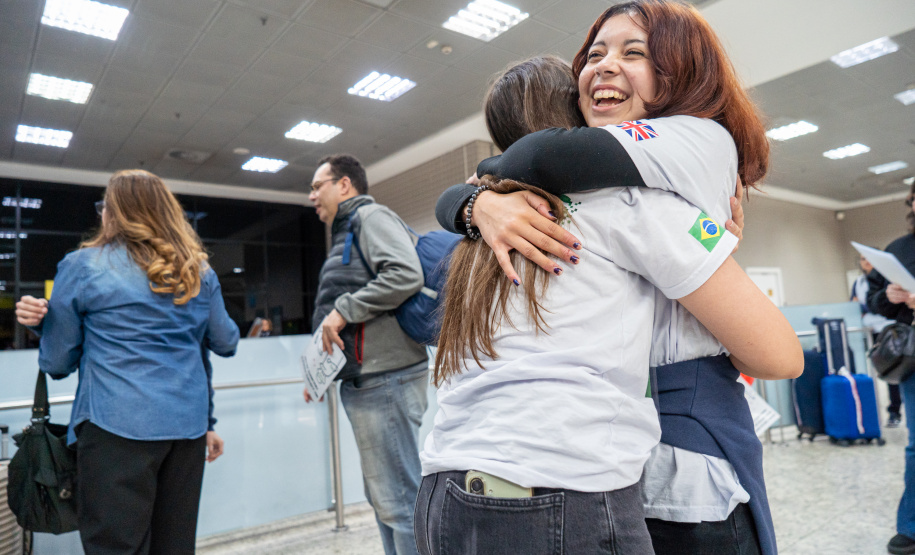 SEED - Ganhando o Mundo: abraços e reencontros marcam a volta de 25 alunos do Reino Unido