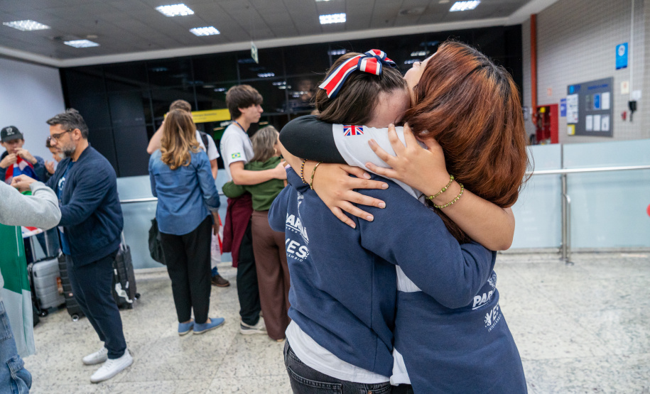 SEED - Ganhando o Mundo: abraços e reencontros marcam a volta de 25 alunos do Reino Unido