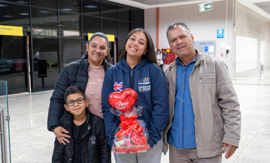 SEED - Ganhando o Mundo: abraços e reencontros marcam a volta de 25 alunos do Reino Unido