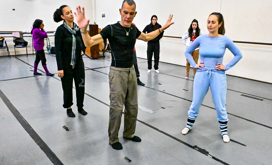 Teatro Guaíra oferece curso gratuito de técnicas corporais para artistas do movimento"