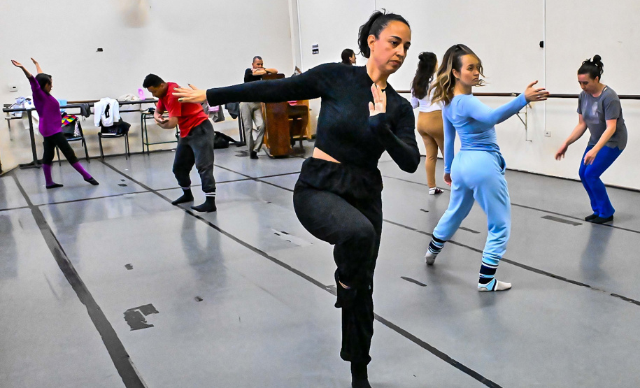 Teatro Guaíra oferece curso gratuito de técnicas corporais para artistas do movimento"