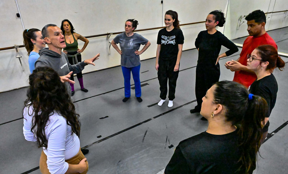 Teatro Guaíra oferece curso gratuito de técnicas corporais para artistas do movimento"