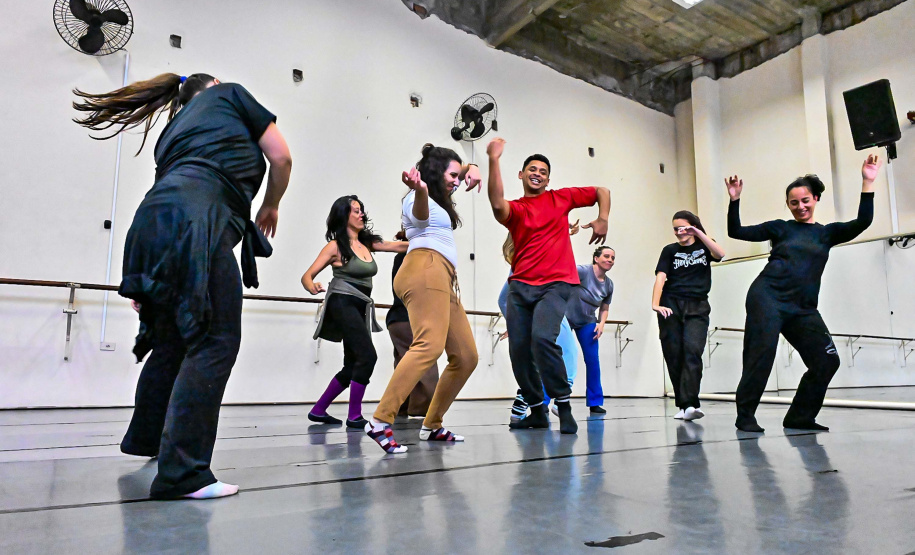 Teatro Guaíra oferece curso gratuito de técnicas corporais para artistas do movimento"