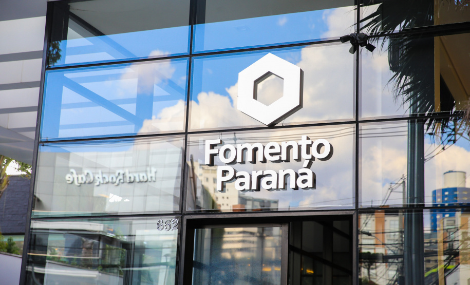 Fomento PR - Governador sanciona lei que autoriza captação internacional de recursos para financiar micro e pequenas empresas