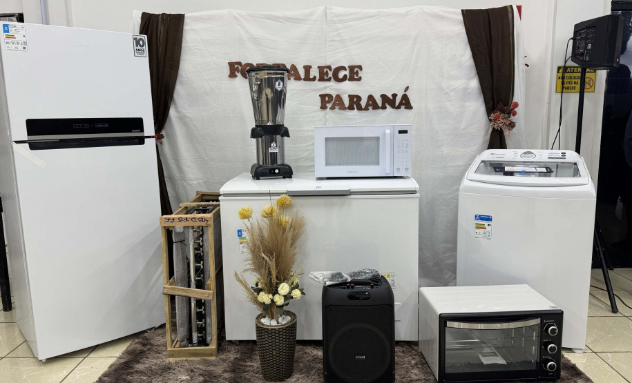 Governo entrega óculos, kits maternidade e equipamentos sociais em 12 municípios do Estado