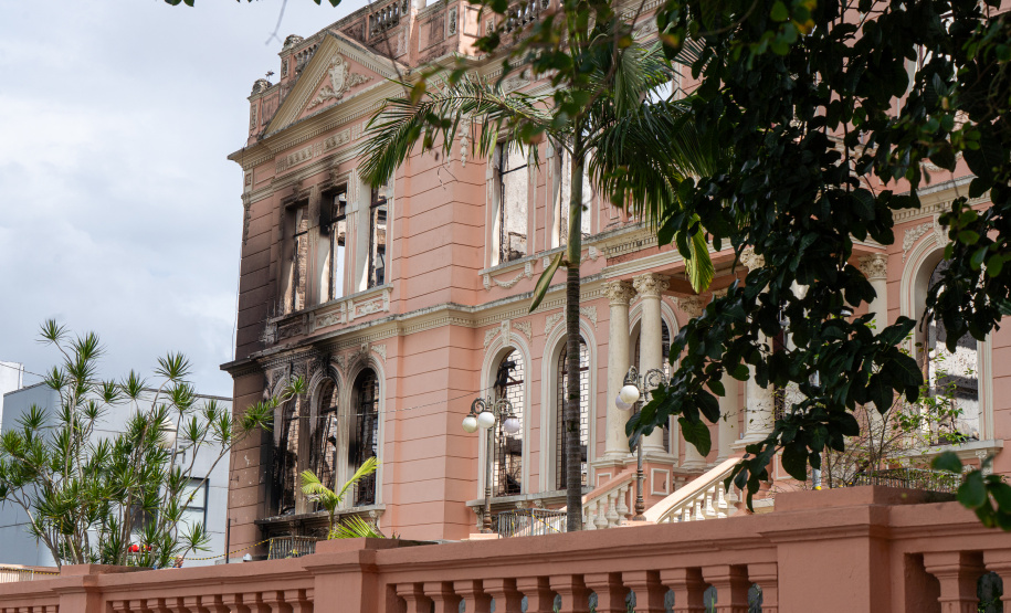 "Governo do Paraná contrata serviços de limpeza do Instituto de Educação Caetano Munhoz da Rocha em Paranaguá"