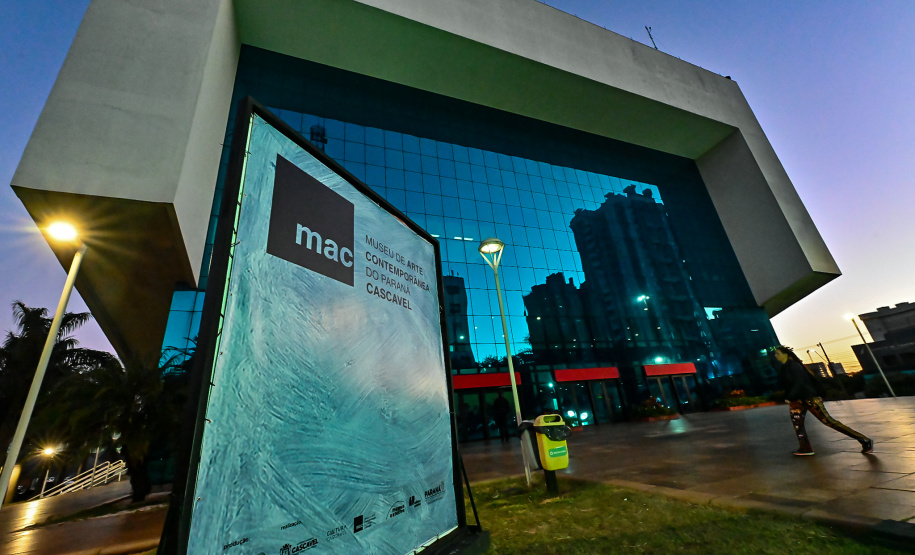 Cascavel recebe museu satélite do MAC-PR com casa cheia
