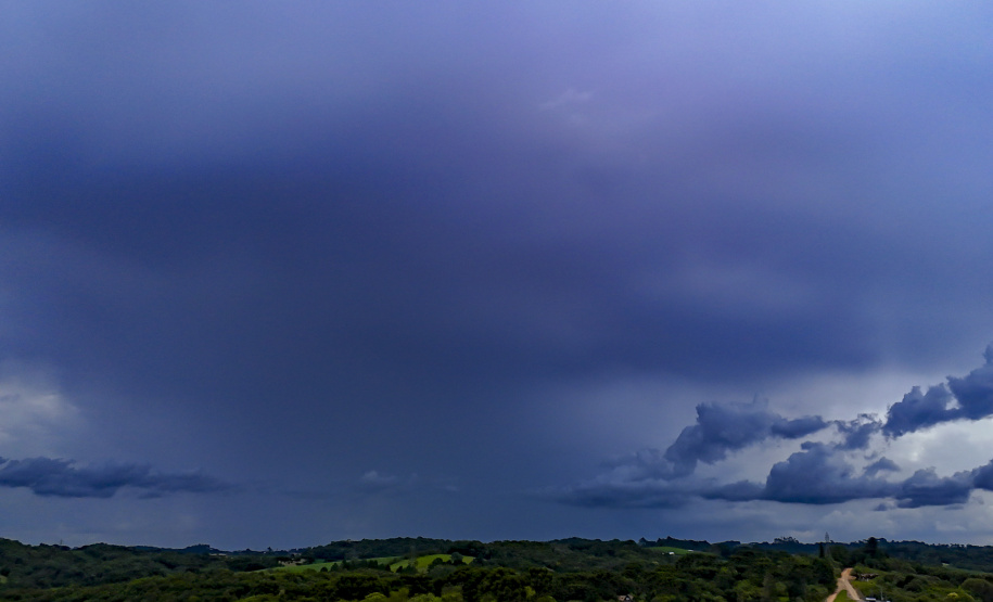 TEMPESTADES RETORNAM AO PARANÁ, COM VOLUMES DE CHUVA MAIS EXPRESSIVOS NA FAIXA CENTRAL
