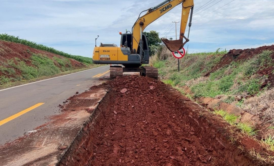 Serviços de conservação na PR-445 entre Bela Vista do Paraíso e Primeiro de Maio