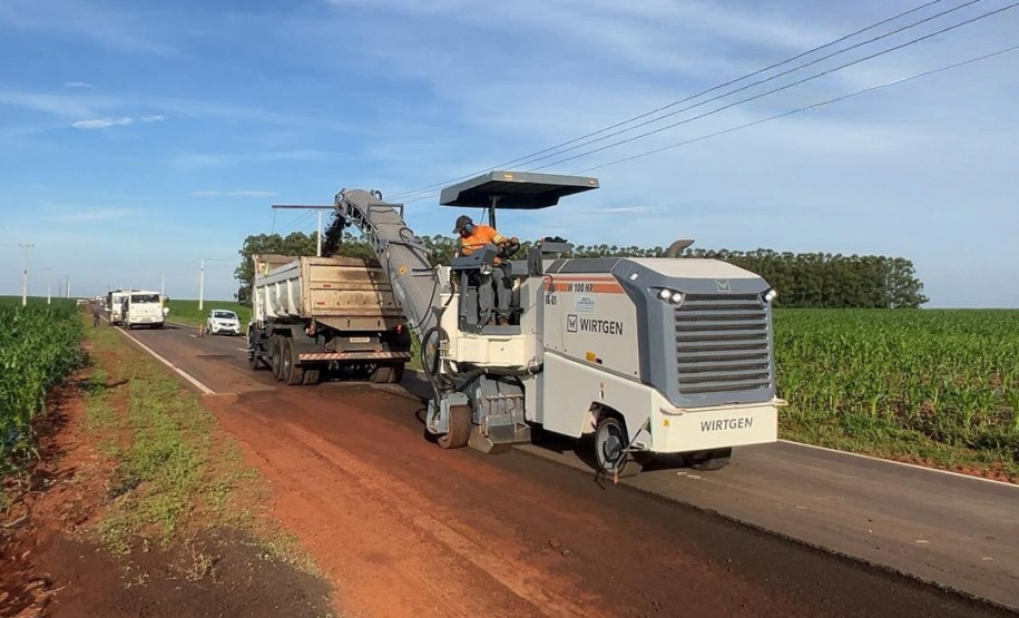Serviços de conservação na PR-445 entre Bela Vista do Paraíso e Primeiro de Maio