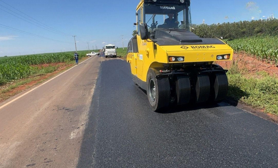 Serviços de conservação na PR-445 entre Bela Vista do Paraíso e Primeiro de Maio