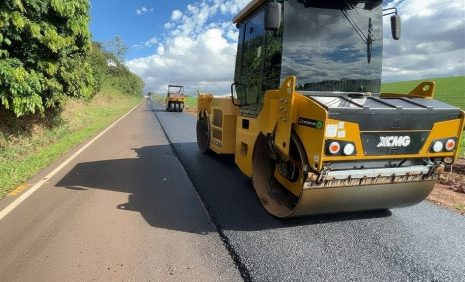 Serviços de conservação na PR-445 entre Bela Vista do Paraíso e Primeiro de Maio