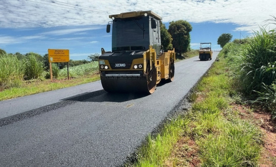 Serviços de conservação na PR-445 entre Bela Vista do Paraíso e Primeiro de Maio