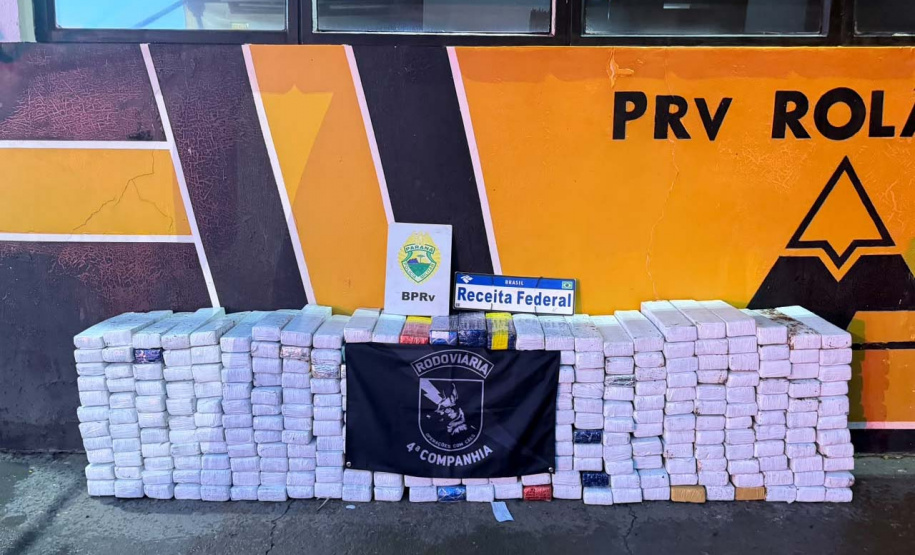 Operação Omnis: PMPR apreende 340 quilos de maconha, medicamentos e eletrônicos em ônibus na PR-444