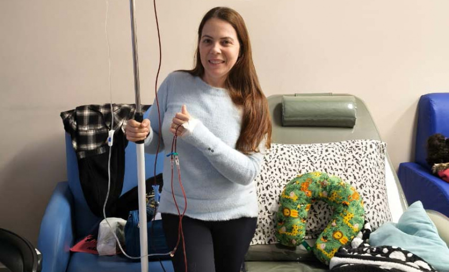 Leisse Vieira, de 43 anos, é portadora de Talassemia Major, uma doença genética rara em que a medula produz glóbulos vermelhos com defeito, gerando a necessidade de transfusões de sangue periódicas a cada três ou quatro semanas.