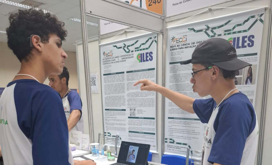 Estudantes Surdos transformam óleo usado em pesquisa científica no Paraná