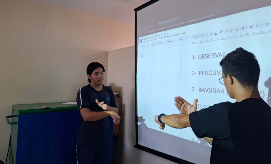 Estudantes Surdos transformam óleo usado em pesquisa científica no Paraná