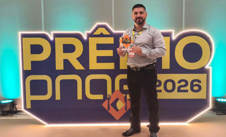 Merendeiro premiado nacionalmente é recebido pelo secretário da Educação