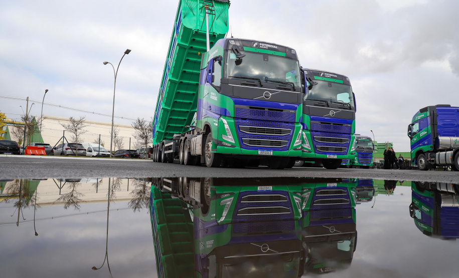 ENTREGA CAMINHÕES VOLVO