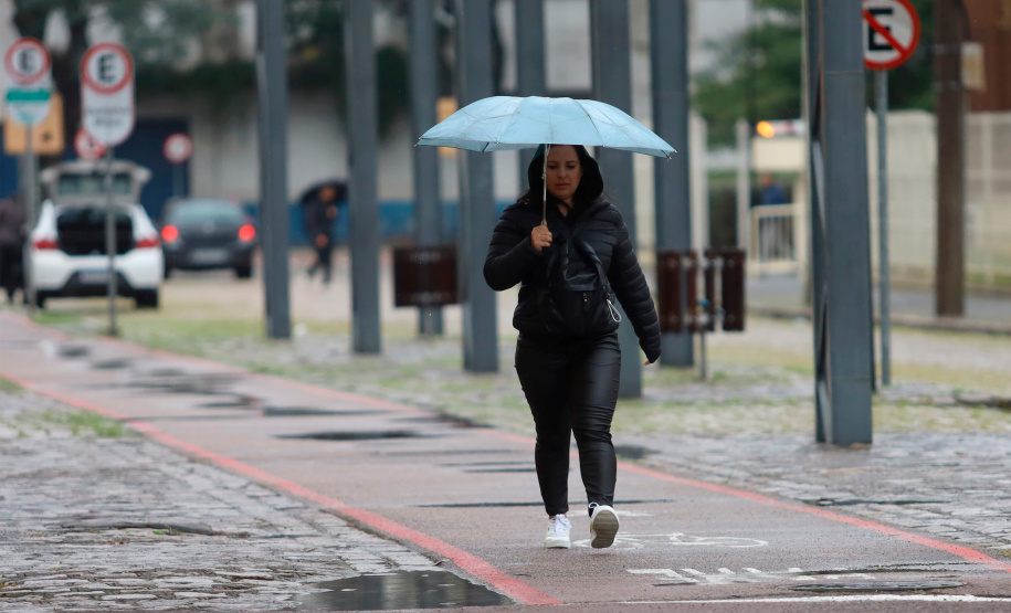 DUAS FRENTES FRIAS EM TRÊS DIAS TRAZEM CHUVA NOVAMENTE AO PARANÁ