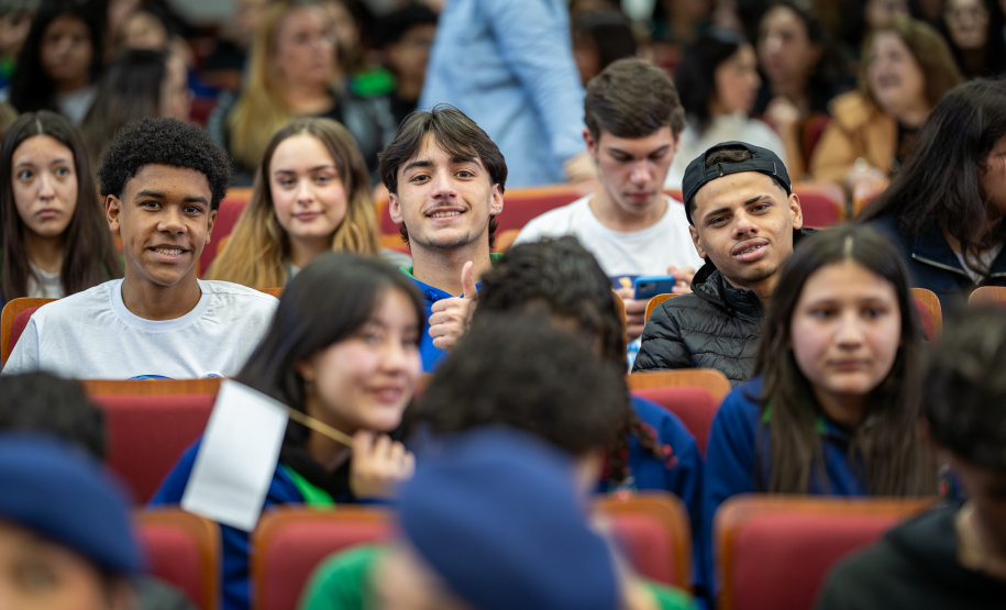 Evento reúne antigos e futuros intercambistas do Ganhando o Mundo em Ponta Grossa