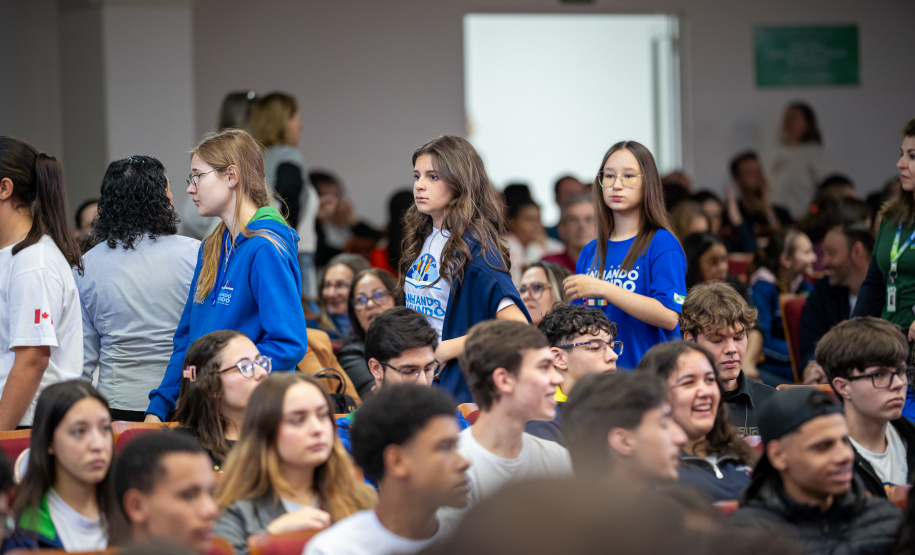 Evento reúne antigos e futuros intercambistas do Ganhando o Mundo em Ponta Grossa