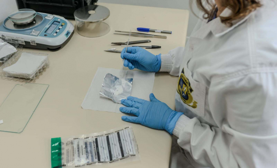 Dos testes de rotina às novas drogas sintéticas: como a Polícia Científica identifica substâncias apreendidas
