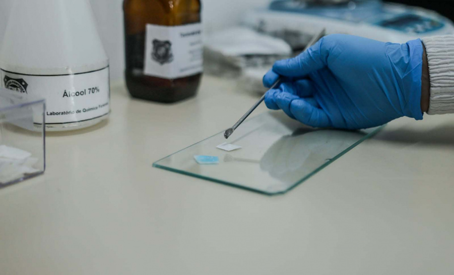 Dos testes de rotina às novas drogas sintéticas: como a Polícia Científica identifica substâncias apreendidas