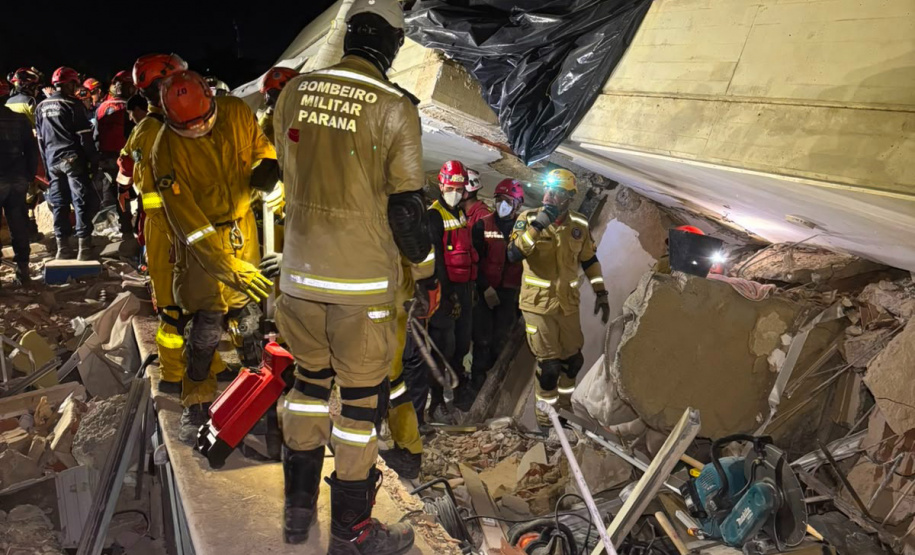 Brasil mantém força-tarefa dos bombeiros em busca de sobreviventes a dois dias do fim da janela de resgate