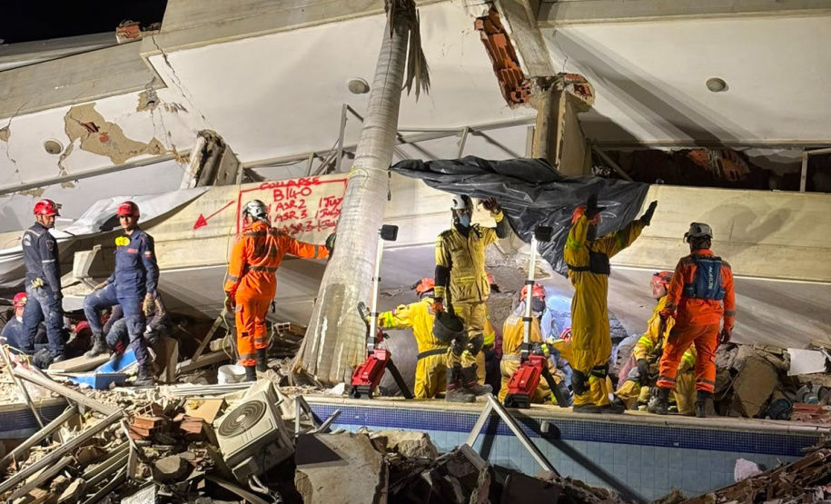 Brasil mantém força-tarefa dos bombeiros em busca de sobreviventes a dois dias do fim da janela de resgate