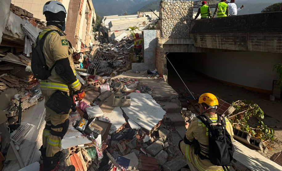 Brasil mantém força-tarefa dos bombeiros em busca de sobreviventes a dois dias do fim da janela de resgate