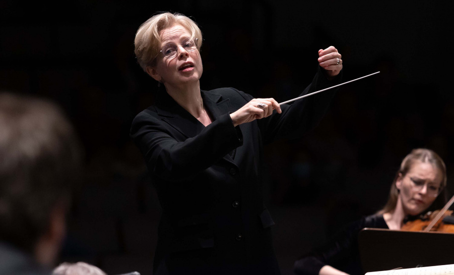 Orquestra Sinfônica do Paraná abre venda de ingressos para concerto com maestra britânica Catherine Larsen-Maguire