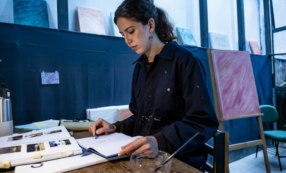 Paisagem, memória e pertencimento: Conheça Aline Bittar Künzel, nova residente artística do Museu Casa Alfredo Andersen