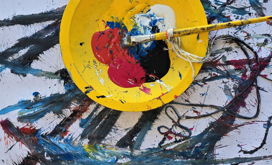 Encontro do MON na Escola de Agosto explora pintura com chicote, unindo diferentes técnicas artísticas