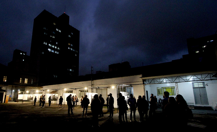 Programação educativa no MIS-PR conta com visita guiada noturna e conversa sobre fotojornalismo