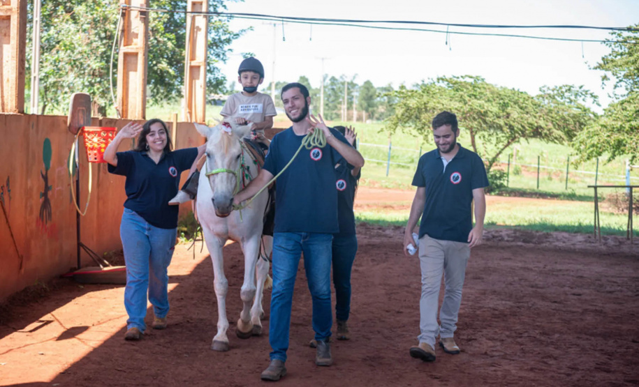 Universidades estaduais oferecem terapia com cavalos para crianças com dificuldades motoras e condições neurológicas