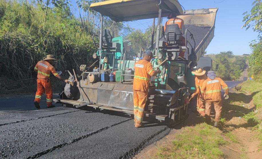 Serviços de conservação na PR-218 entre Paranavaí e Amaporã