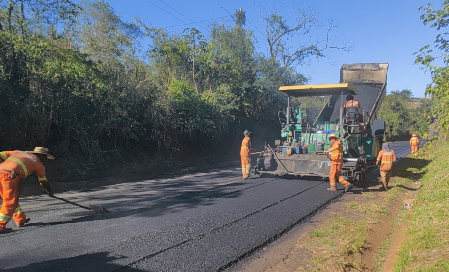 Serviços de conservação na PR-218 entre Paranavaí e Amaporã