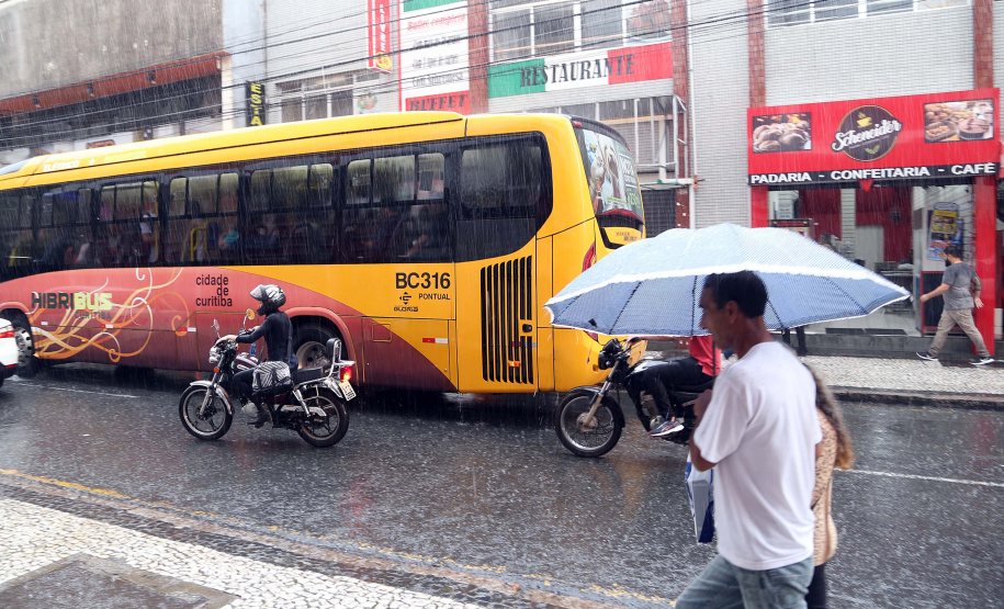 CHUVA VOLUMOSA E TEMPESTADES COM FORTES RAJADAS DE VENTO ATINGEM O PARANÁ ATÉ O FIM DE SEMANA
