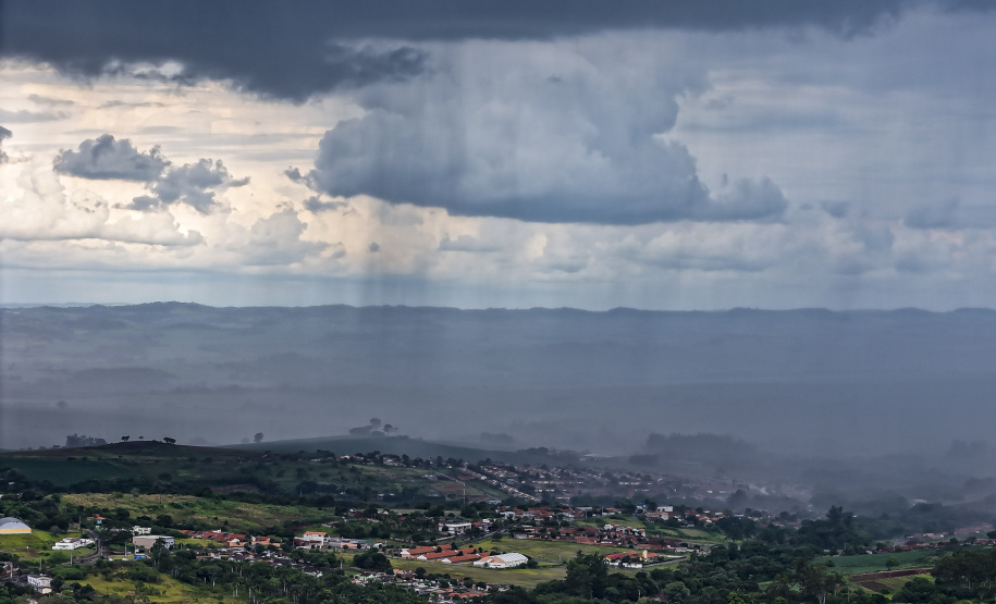 CHUVA VOLUMOSA E TEMPESTADES COM FORTES RAJADAS DE VENTO ATINGEM O PARANÁ ATÉ O FIM DE SEMANA