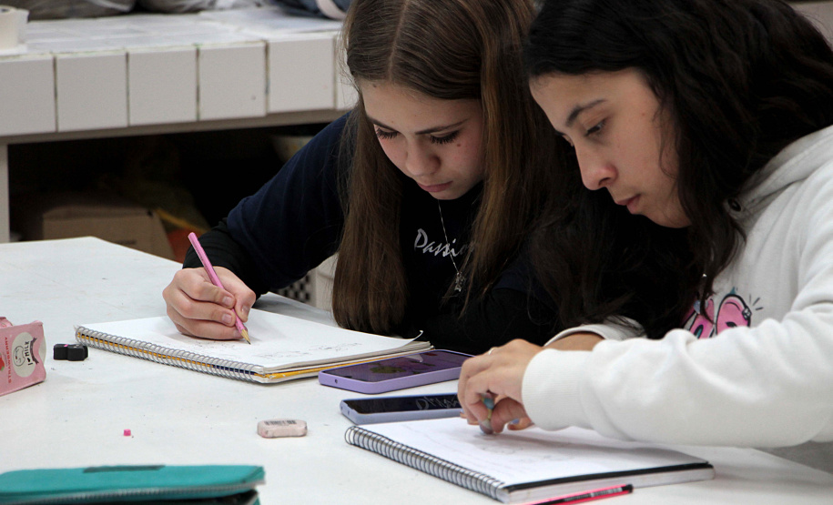 Centro Juvenil de Artes Plásticas abre inscrições para oficinas gratuitas de Moda e Cinema